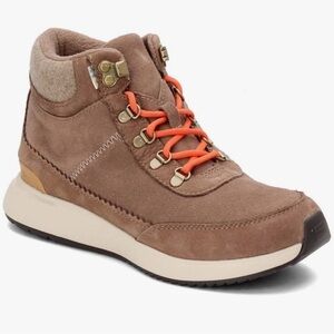 Toms mid-rise Cascada outdoor walking shoe.